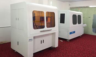 AMOLED、MicroLED顯示面板,行業(yè)專用激光修復(fù)機及大幅面全,面屏偏光片高速切割機